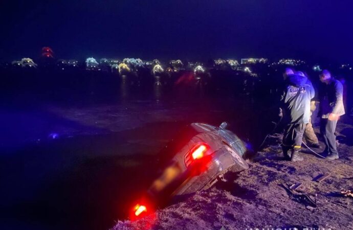 В Одесской области «Мерседес» упал в реку: есть погибший (видео)
