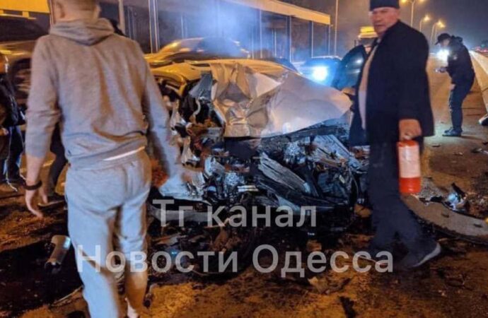 Жесткое ДТП под Одессой: «Соната» врезалась в полицейский «Приус» – есть жертвы