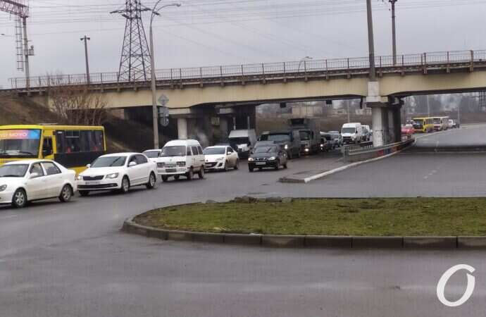 Из-за закрытия Ивановского моста одесские улицы застыли в огромных пробках (фото, видео)