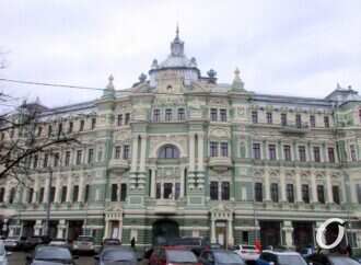 Одесский дом Руссова: фасад обрастает проблемами, новая плитка требует очередного ремонта (фото)