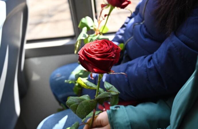 В Женский день по Одессе курсировал весенний троллейбус (фото)