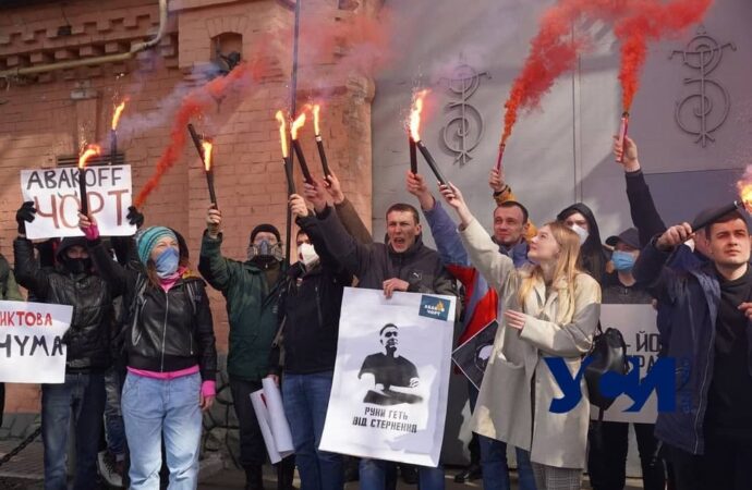 День рождения Стерненко: одесские активисты зажгли файеры перед СИЗО (фото)