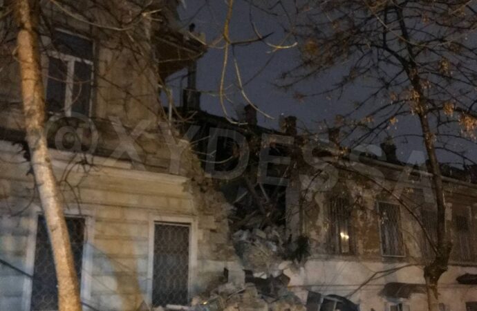 Дом на Нежинской в центре Одессы мог рухнуть из-за ремонта