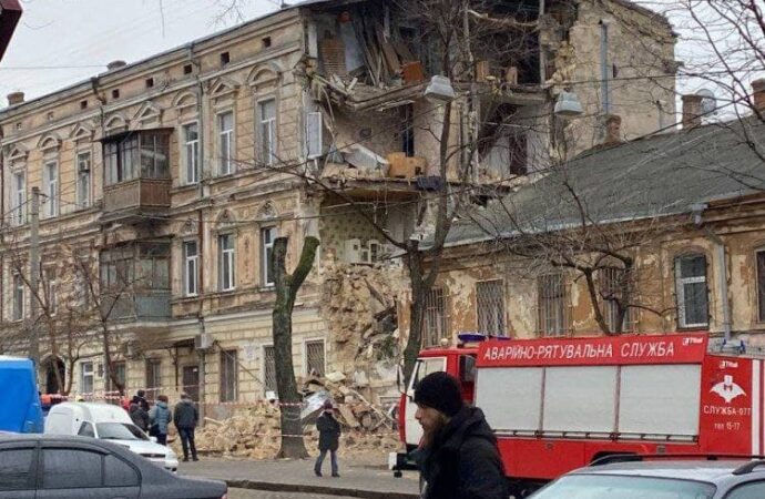 В центре Одессы рухнул старинный дом (фото, видео)