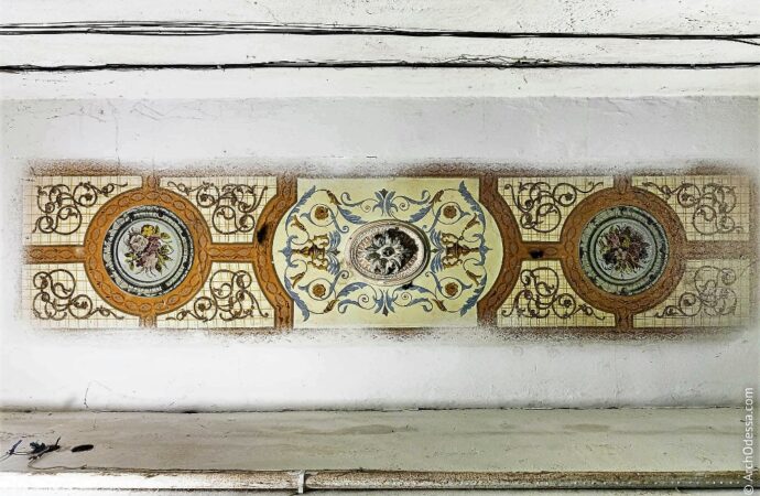 В одесском «доме с иллюминаторами» начали восстанавливать старинную роспись потолка