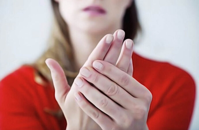 Почему бледнеют пальцы рук и что такое синдром Рейно?