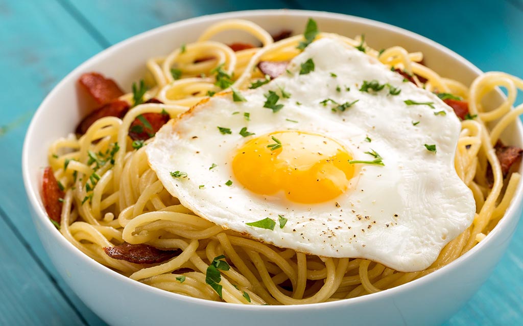 спагетти с яйцом