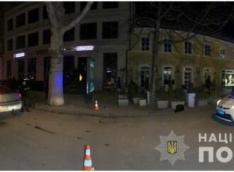 В Одессе стреляли около ночного клуба: несколько человек получили ранения (видео)