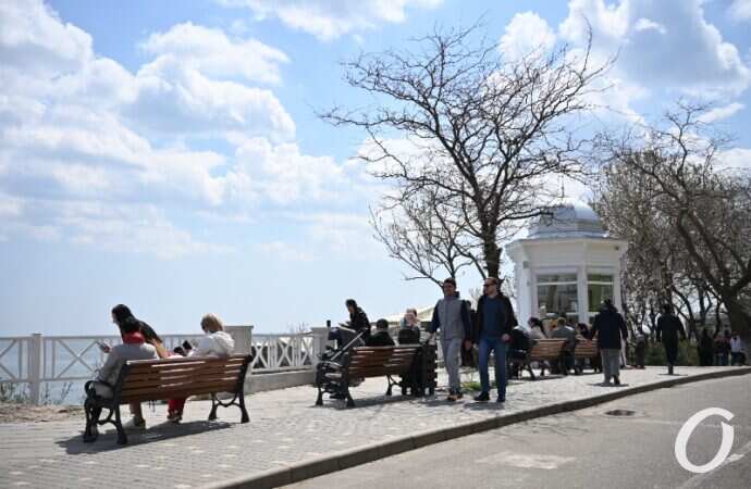 Стройка у Трассы здоровья, скамейки