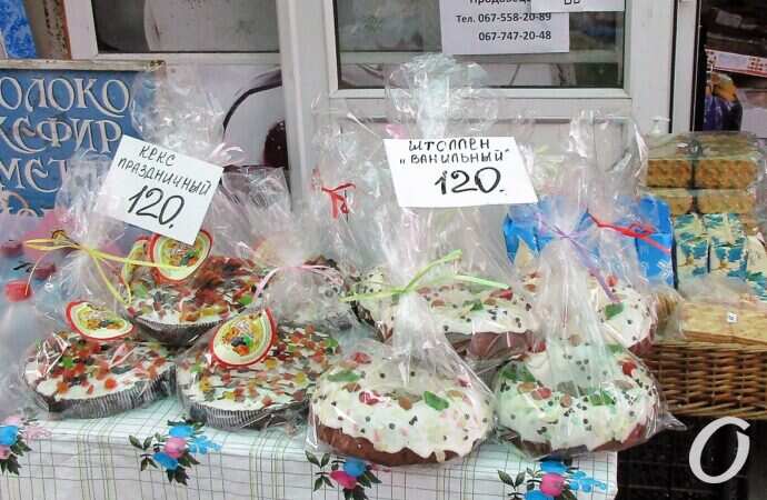 Новый рынок предпасхальный, кекс и штоллен