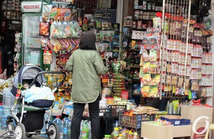 Новый рынок предпасхальный, покупательница