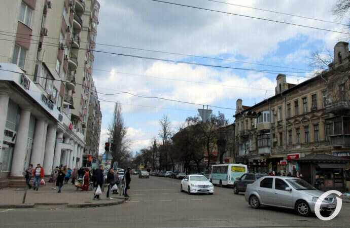 Одесская улица Екатерининская: изрядно подуставшее зеркало города (фоторепортаж)