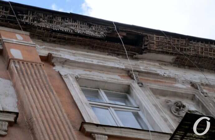 Екатерининская, окно и карниз