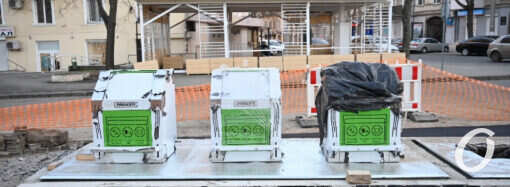 Фотофакт: на одесской Соборной площади устанавливают подземные контейнеры для мусора