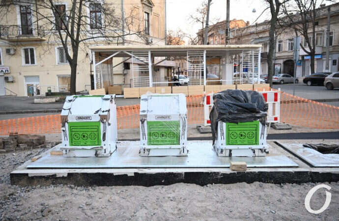 Фотофакт: на одесской Соборной площади устанавливают подземные контейнеры для мусора
