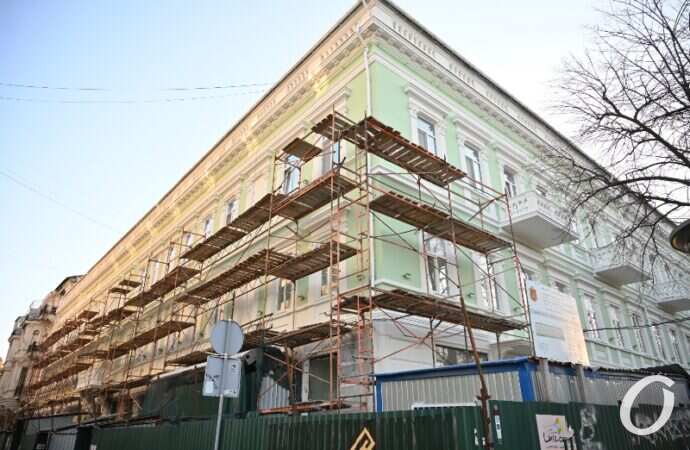 Реставрация на Дерибасовской, угол дома