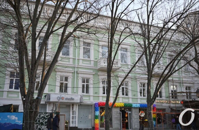 Фотофакт: на Дерибасовской отреставрировали историческое здание