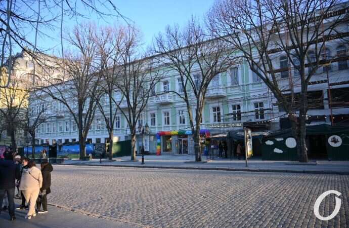 Реставрация на Дерибасовской, издали