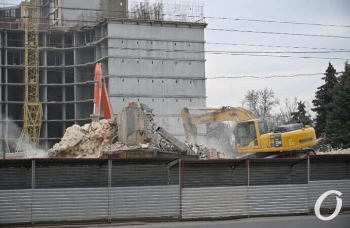 стройка на Прохоровской, стена