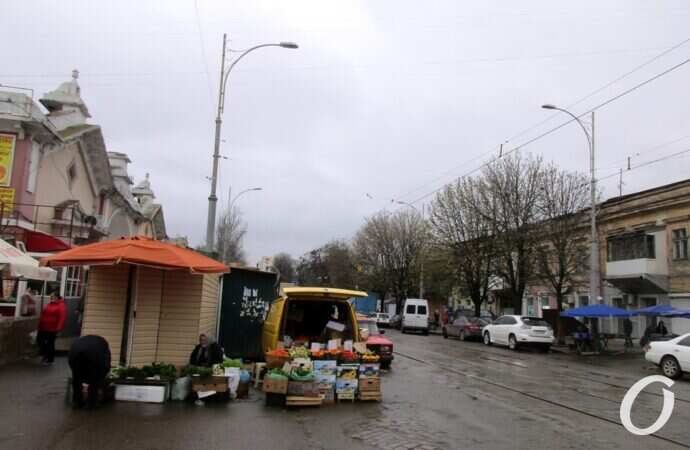 у Привоза, торговля овощами