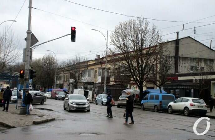 у Привоза, пешеходы, авто