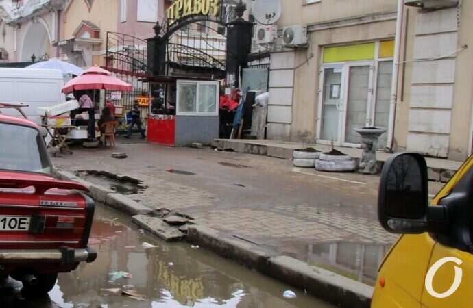 у Привоза, лужа