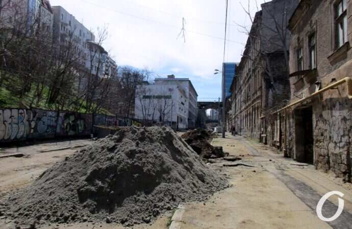 Деволановский спуск, начало ремонта, перерыто