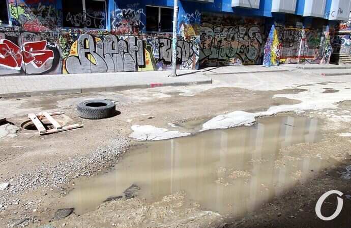 Деволановский спуск, начало ремонта, лужа