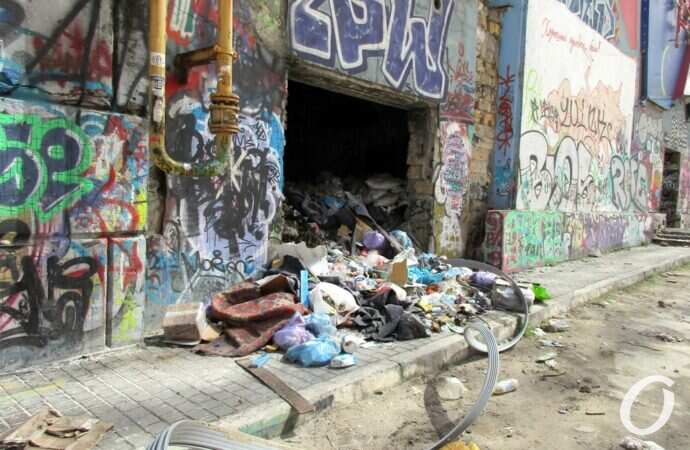 Деволановский спуск, начало ремонта, граффити