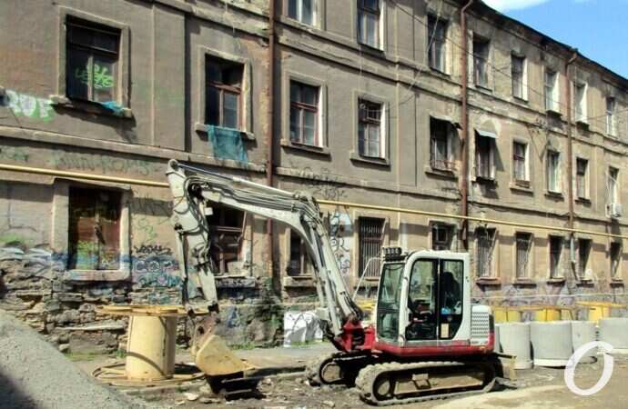 Деволановский спуск, начало ремонта, экскаватор