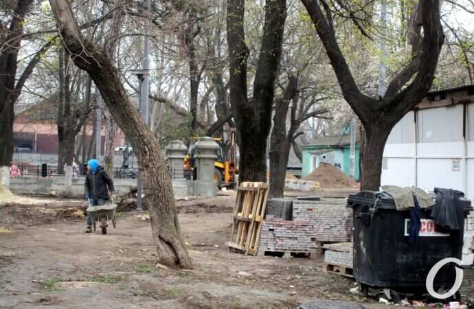 Алексеевский сквер, бак