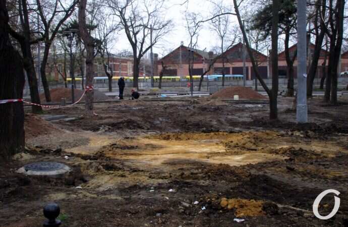 Алексеевский сквер, перерыт