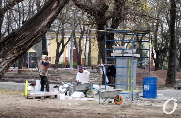 Алексеевский сквер, рабочие3