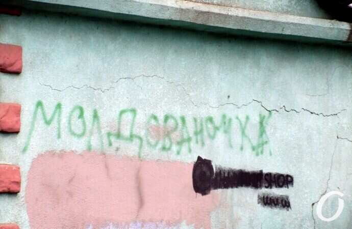 Алексеевский сквер, стена