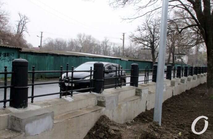 Алексеевский сквер, ограда и авто