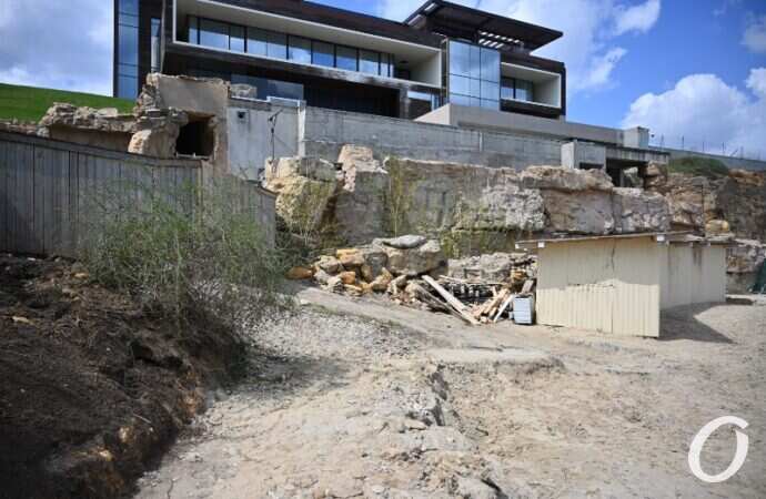 пляж «Лагуна», камни