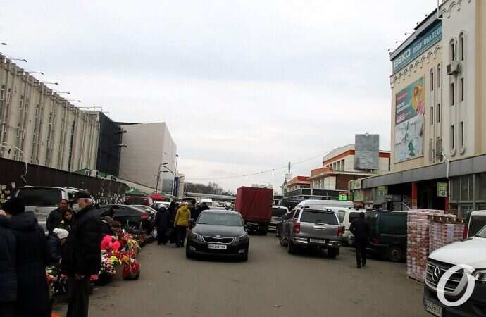 участок у Привоза в Одессе, цветы