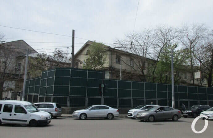 Будущее 6-этажное «Пространство у Стамбульского парка» в Одессе уже обнесли забором (фото)