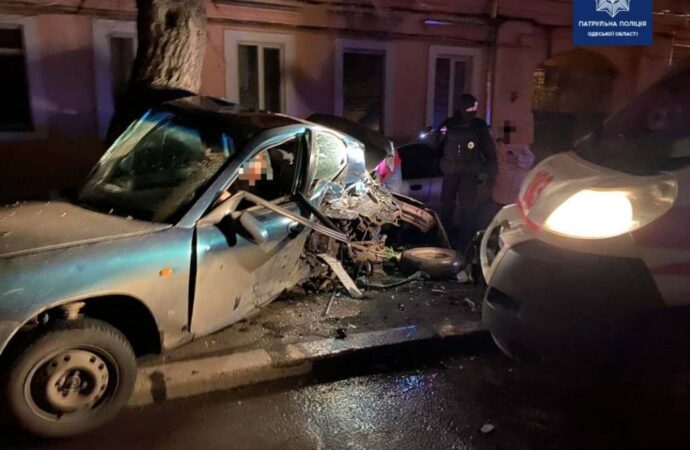 Уснул за рулем: в Одессе водитель скорой протаранил Daewoo