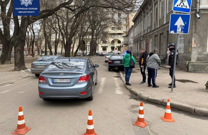 В центре Одессы Hyundai сбил трех парней и скрылся