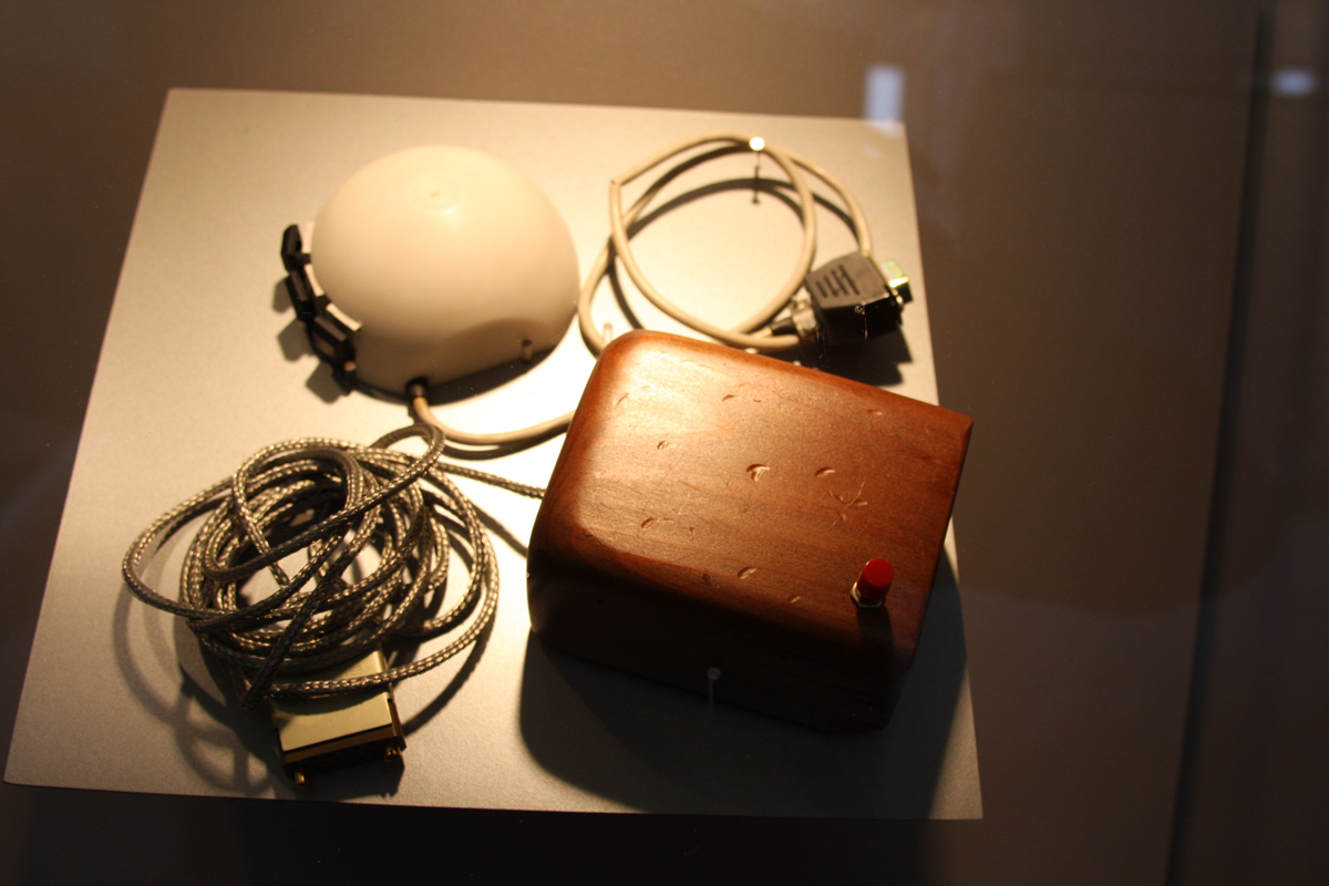 Создание мыши. 1968 Год компьютерная мышь – Дуглас Энгельбарт. Компьютерная мышь Дугласа Энгельбарта. Первая компьютерная мышь 1964. Самая первая компьютерная мышка.