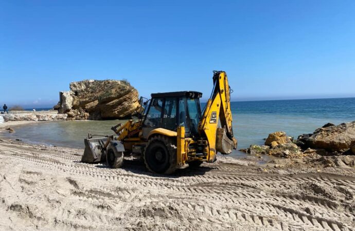 На пляже «Лагуна» в Одессе появилась строительная техника (видео)