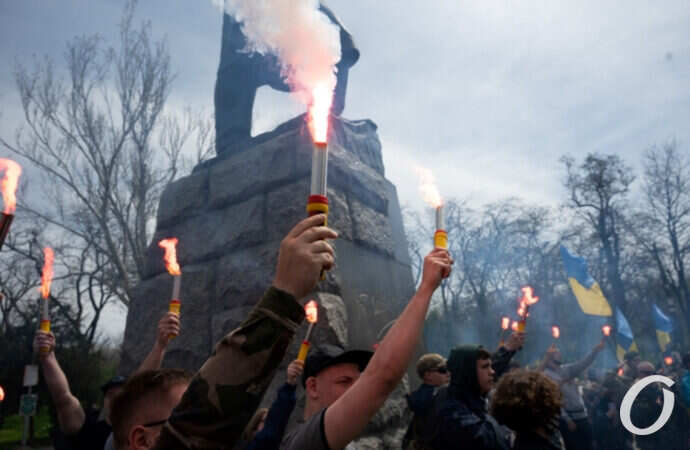 «Марш защитников Одессы»: колонна, флаги, файера (фоторепортаж)