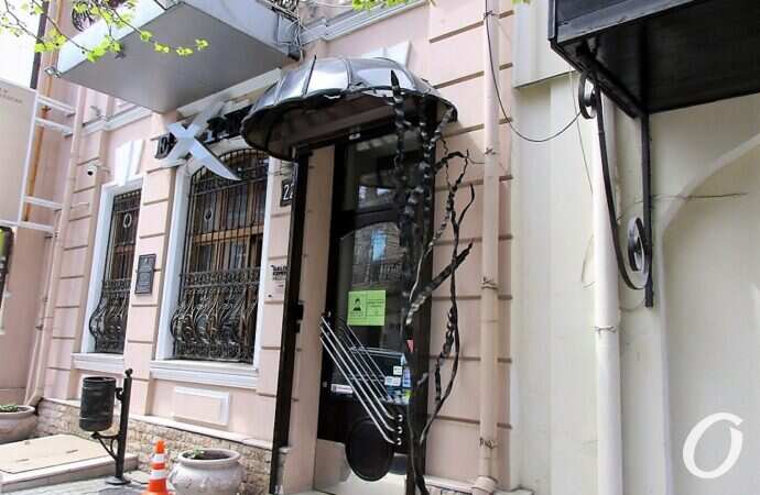 Красный переулок, двери