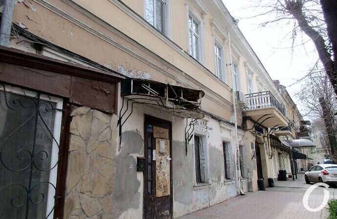 Красный переулок, тротуар