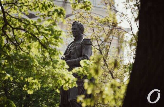 май в центре Одессы, памятник