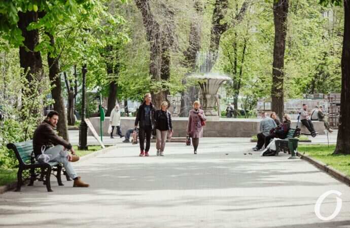 май в центре Одессы, у фонтана