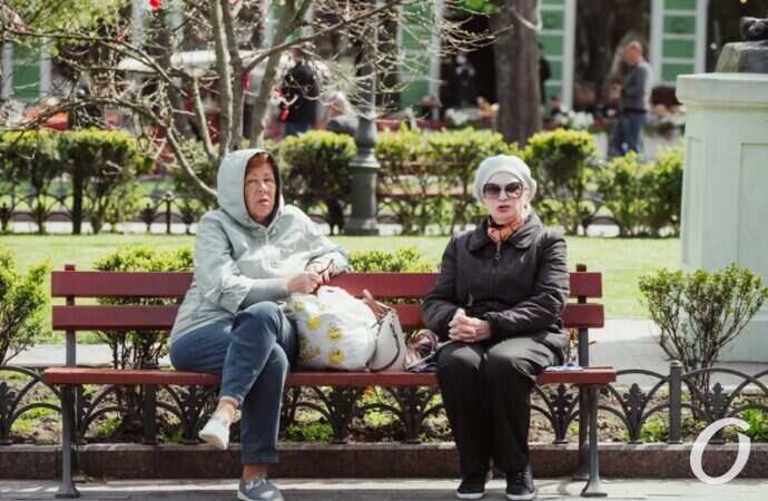 май в центре Одессы, на лавочке