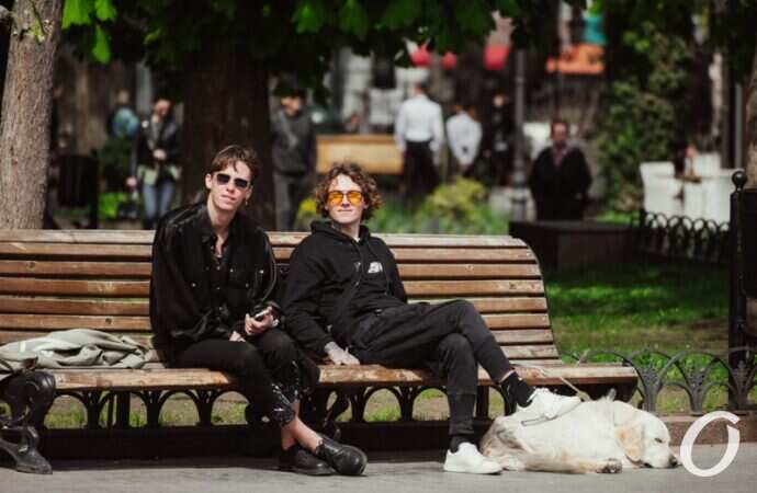 май в центре Одессы, молодежь