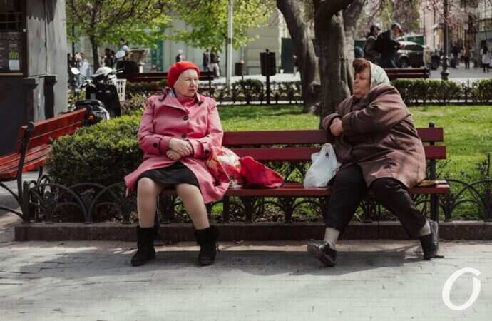 май в центре Одессы, старушки